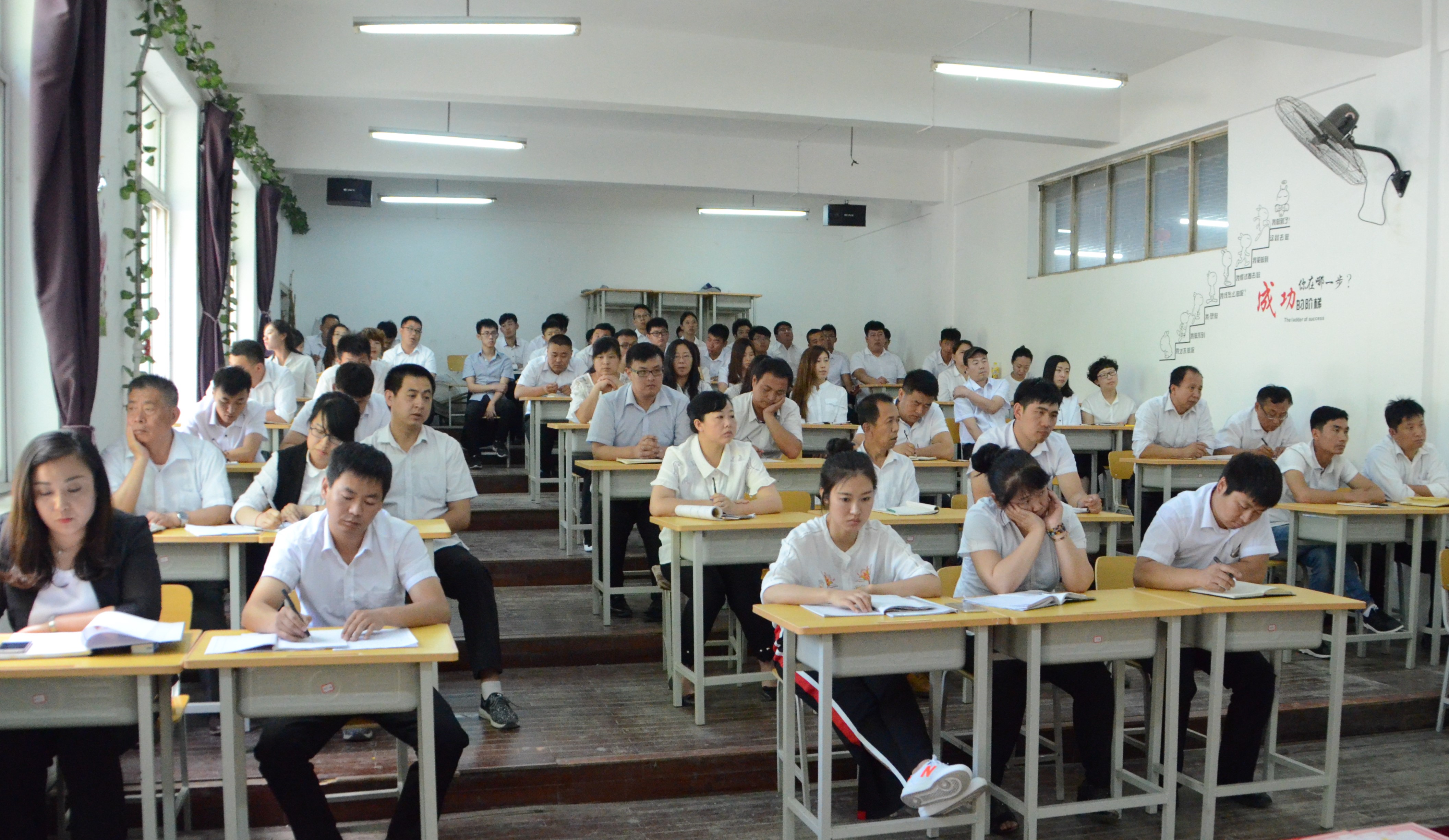 我校隆重举行颁发教师职称证书暨五一劳动奖章表彰大会！